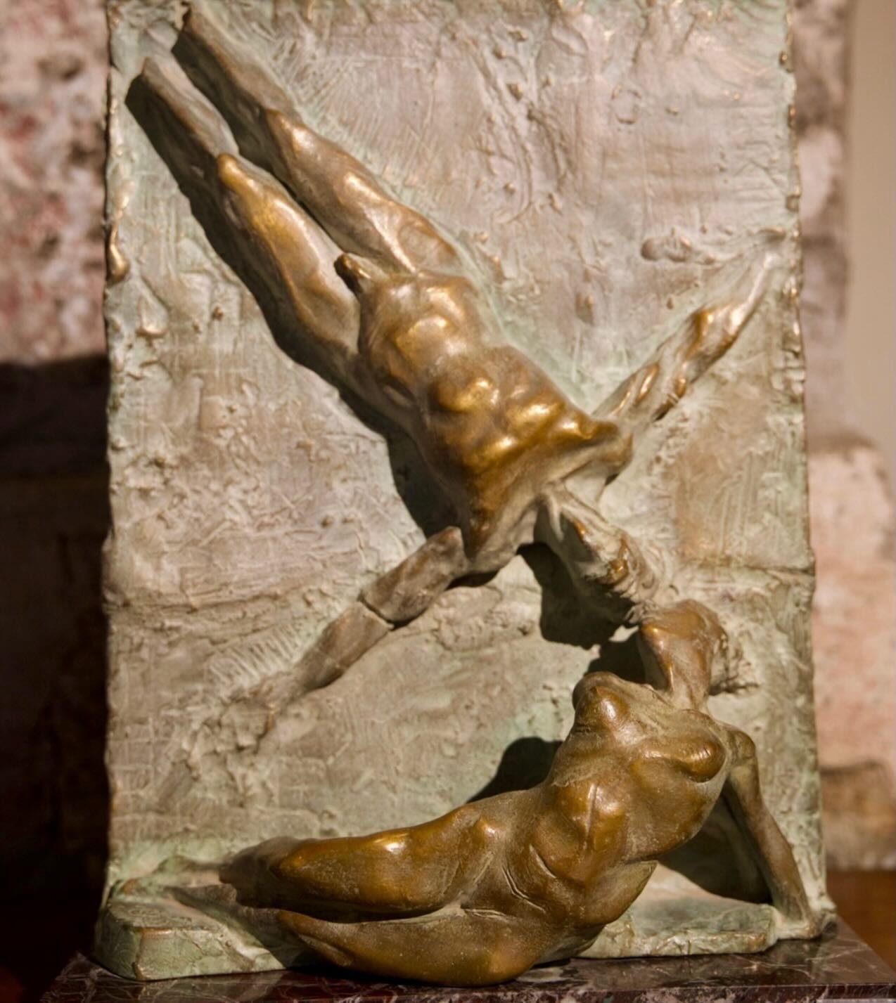 In the artwork of Romolo,
love is about trust.

The one you entrust your heart to
is the vessel of your love.

Love does not know prudence or convenience,
only passion
and a bond of precious entwined destiny.

His sculpture,
The Kiss on the Cross of 